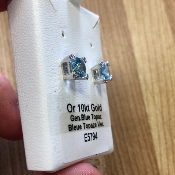 Blue topaz square shaped earrings - Picture 2 of 5